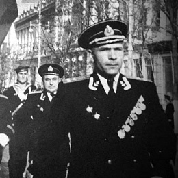 Капитан 1 ранга Гордиенко Н.А. в парадном строю.