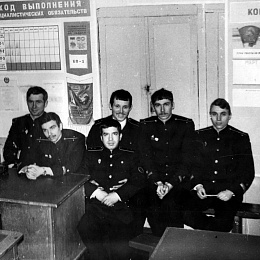 1978 г. Гидрографическая партия. Слева на право: Любимцев Владимир Петрович, Фомин Владимир Михайлович, 3-й слева Викман Александр Викторович, 4-й -Туровцев Олег Николаевич. Хомутов Вячеслав Витальевич, Черных Виктор Иванович - техники.