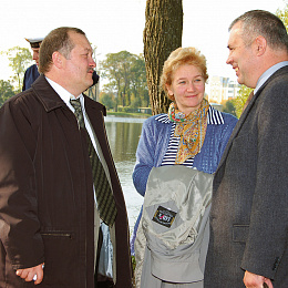 21.09.08 Петродворец. Слева: Сергей Дмитренко с сыном, я со Степановыми.