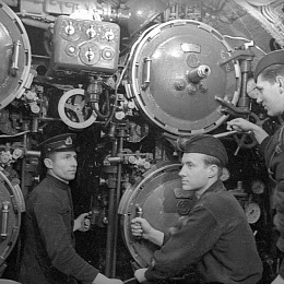 В носовом отсеке К-1 (слева направо): старшина группы торпедистов, главстаршина Груздев Николай Алексеевич, старший торпедист, старший краснофлотец Васильев Павел Иванович и командир БЧ-2-3, лейтенант Лейберг Пётр Васильевич, ноябрь 1942 г. Все трое погиб