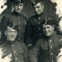 Первые дни прибывания в Севастополе в июле 1941 г. Стоят (слева направо) лейтенанты 2-й БПЛ: Дондуков, Бондаренко; сидят: Шумаков, Власов.