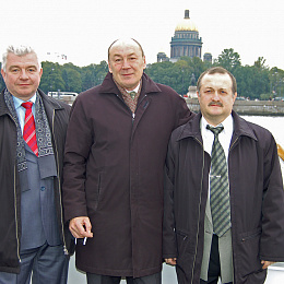 20.09.2008. Санкт-Петербург. Встреча однокашников 30 лет выпуска. Следуем в точку рандеву. Слева: Дмитриев, Мезенов, Лаврентьев.