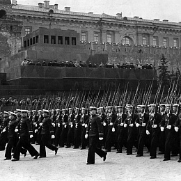 1 мая 1939 г. парадный расчет ВВМУ им. М.В. Фрунзе на Красной площади.