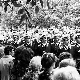 30.06.78. Торжественное прохождение на Выпуске. Лейтенант Врублевский - четвертое лицо слева).