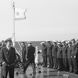 1975. Балтика. На юте УК Бородино. Фарид пятый справа.