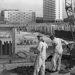 1974 г. Ленинград. На строительстве Монумента героическим защитникам Ленинграда. Я с Сергеем Акимовыми.