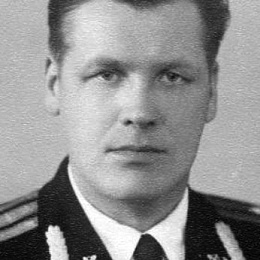 Капитан 1 ранга Грузинов Петр Михайлович.