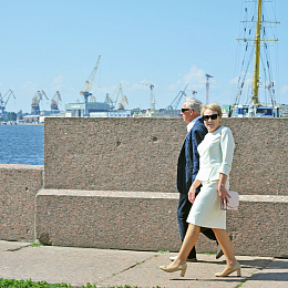 30.06.23. Место знакомое. Встреча - 50 лет поступления в Училище. Лариса и Анатолий в движении)