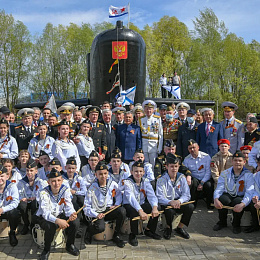 9.05.21. Казань. День Победы. Совместный снимок с руководством Республики у рубки-мемориала ПЛА Казань.