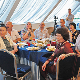 30.06.23. Встреча 45 лет выпуска. Столик №4, 3 взвод. Слева: Викулины, Заярные, Иконниковы, на переднем плане справа - Филипцовы. Смотрим фильм, о тех, кто не дошёл...