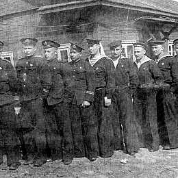 Члены экипажа ПЛ «С-9». Кронштадт, май - июль 1943 г. Медали «За оборону Ленинграда» еще не вручены. Слева направо: 1. командир моторной группы капитан 3 ранга Булдаков А.Ф., 2. штурман старший лейтенант Кулыгин Г.П., 3. ?, 4. минер старший лейтенант Артю