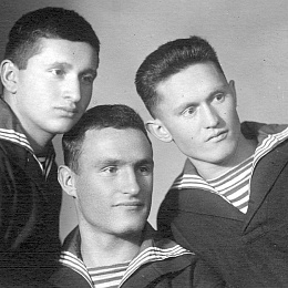 Курсанты еще ВВМУ связи им. Орждоникидзе слева направо: Штылев Алексей, Чаплин Георгий, Банин Георгий. Ленинград 29.12.1937 г.