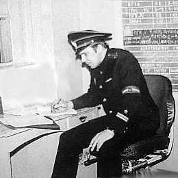 1982 г. Геннадий Николаевич Достанко в рубке дежурного.