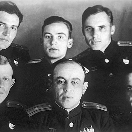 Ком. состав «Щ-402». Сидят (сл. направо): пом. ком. гв. ст. л-т А.А. Телегин, командир гв. к3р А.М. Каутский, ком. БЧ-5 гв. к3р В.В. Коновалов; стоят: ком. БЧ-2-3 гв. ст. л-т А.Н. Красильщиков, ст. л-т м/с М.В. Балашков и ком. БЧ-1 гв. к-л-т Д.К. Гелавер.