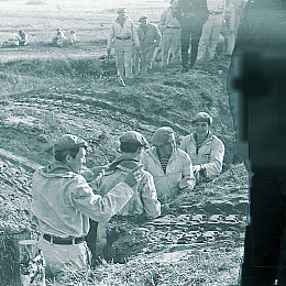 1974. Балтийск. Практика в ПМП. Обкатка танком. В окопе слева: Андрей Булгаков, Боря Алютин (спиной), Витя Двинянин, Толя Бажанов.