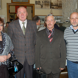 2008. Санкт-Петербург. Встреча однокашников 30 лет выпуска. В музее училища. Слева: Портнова, Мезенов, Портнов, Врублевский. Три командира подводных лодок!