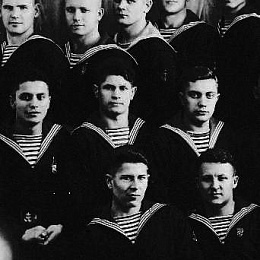 Курсант Карпей В.С. 3-й ряд в центре.