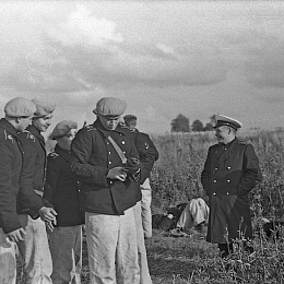 1974. Балтийск. Полк морской пехоты. Марш-бросок. Привал. Слева: Майоров, Соколов, Калмыков, Викулин, Мезенов, Самарин, Акимов, Панков, Лукашевич.