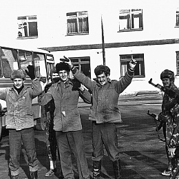 1980 год. Новосибирск. Подрабатывал диверсантом на полевых учениях. Иконников крайний левый диверсант.)