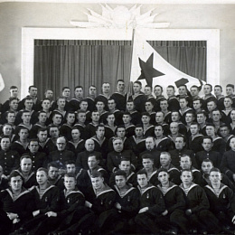 18 марта 1941 г. мы сдали государственные экзамены и вся наша 3-я рота сфотографировалась вместе с училищными начальниками и командирами. Дондуков В.С. первый слева во втором ряду.