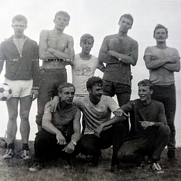 3-й курс. Чемпионы Зеленой рощи. 1-й ряд: Никандров О., Бакеров В., Кудрявцев А., 2-й ряд: Полянский С., Пшеничный А., Горелов И., Корнилов С., Карманов В.