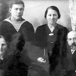 Батышевы Сергей Иванович и Евдокия Николаевна, их дочь Батышева Лариса Сергеевна и сын Батышев Павел Сергеевич.
